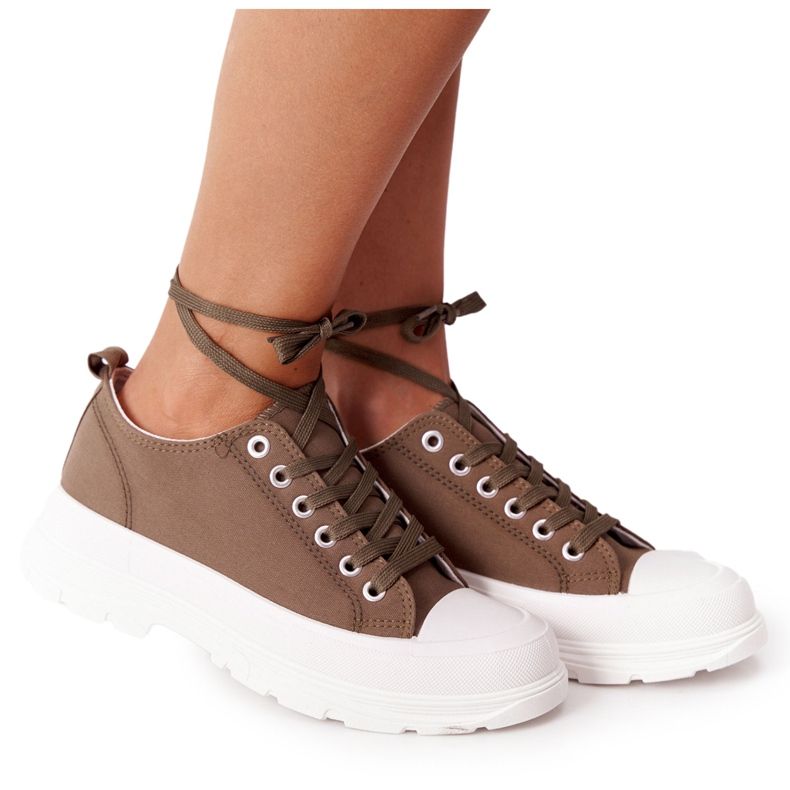 Tênis feminino na plataforma de tempo de viagem verde