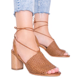 Sandálias castanhas trançadas no poste Estrella marrom