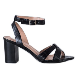 Renda Sandálias elegantes em um bar preto