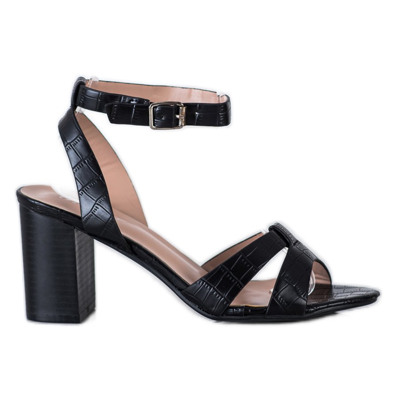 Renda Sandálias elegantes em um bar preto