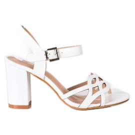 Renda Sandálias elegantes em um bar branco