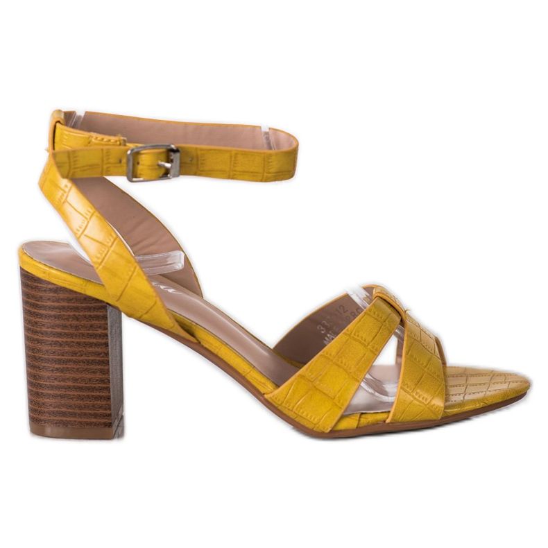 Renda Sandálias elegantes em um bar amarelo