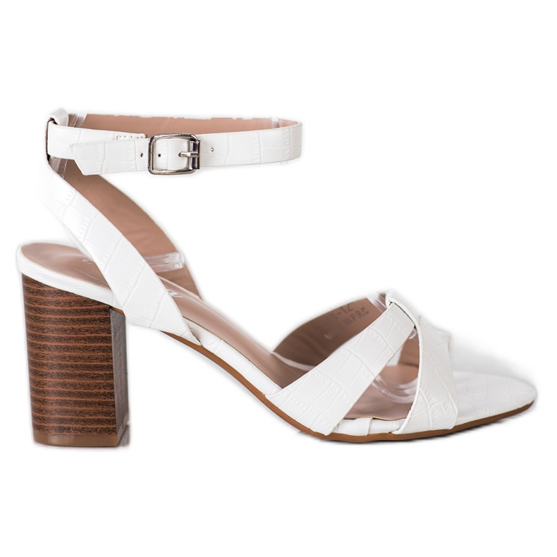 Renda Sandálias elegantes em um bar branco