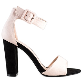 Goodin Sandálias bege em um poste alto preto