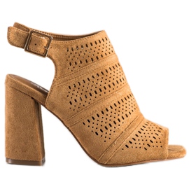 Renda Sandálias a céu aberto em uma postagem marrom