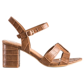 Cm Paris Sandálias elegantes em um bar marrom