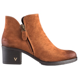 Botas clássicas no post VINCEZA castanho