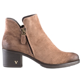 Botas clássicas no post VINCEZA castanho