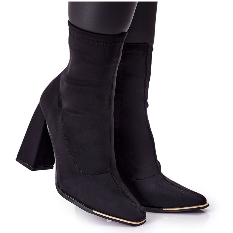 Botas em um poste de tecido elástico preto efeito wow