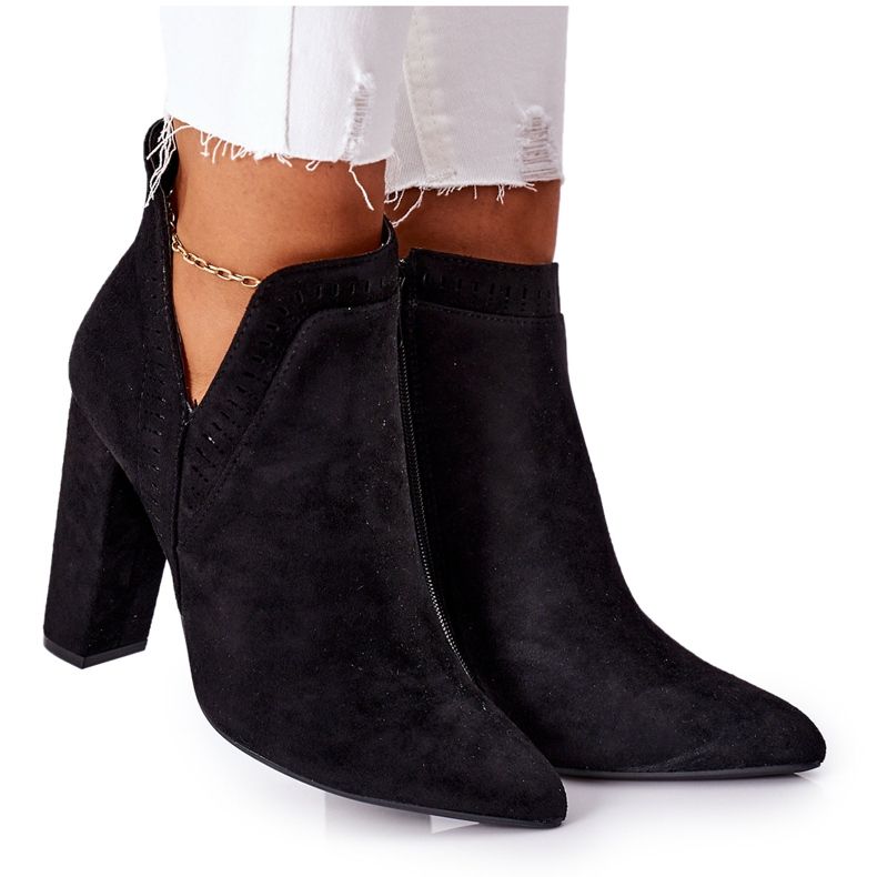 PS1 Botas pretas Sally em um poste preto