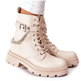 Botas de trabalhador bege com corrente no centro da cidade Botas de trabalhador bege com corrente no centro da cidade