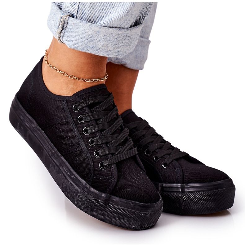 PW1 Tênis feminino no skate preto