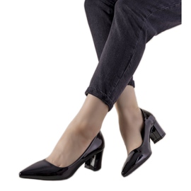 Sapatos pretos no poste Harye