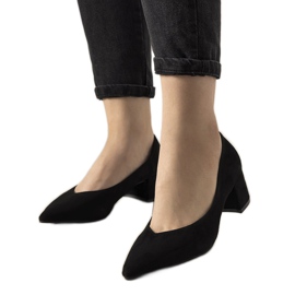 Sapatos pretos no posto Floren