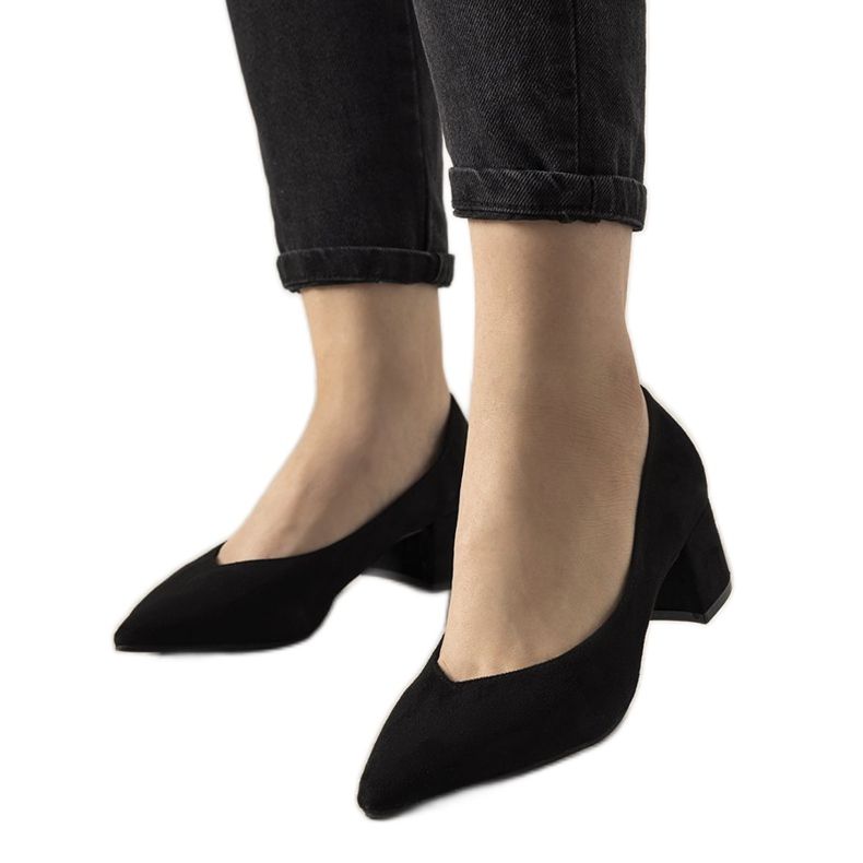 Sapatos pretos no posto Floren