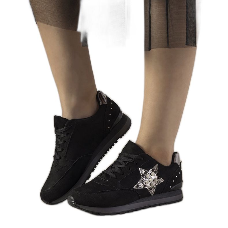 Tênis esportivos pretos decorados com tachas Ruler