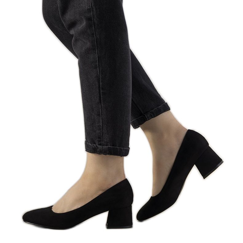 Bombas pretas no posto Sempre preto