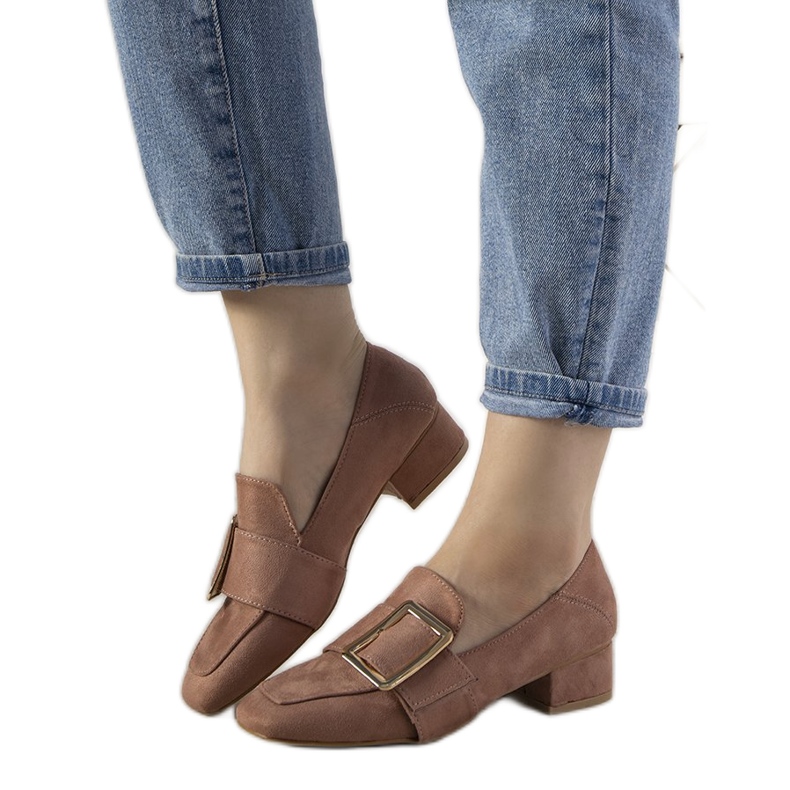 BM Sapatos rosa em um pilar com uma fivela Next