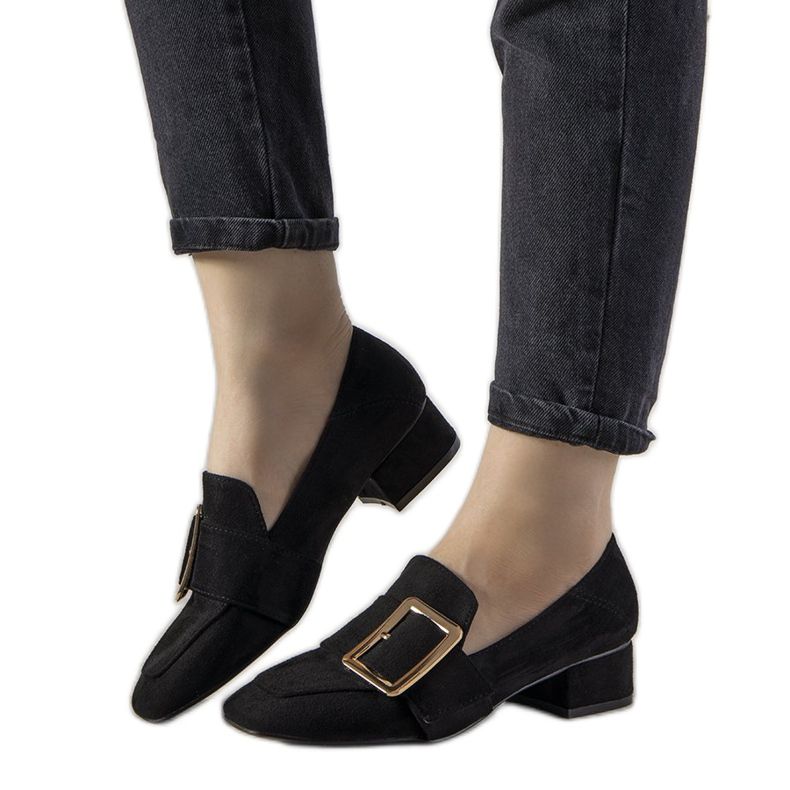 Sapatos pretos em um poste com uma fivela Next