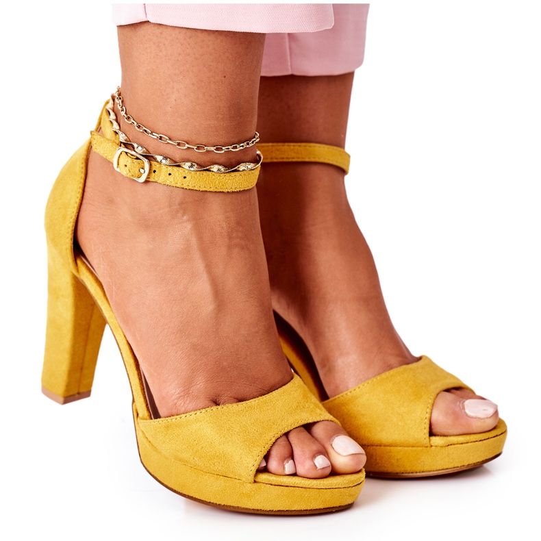 Sandálias de camurça feminina no pós -amarelo