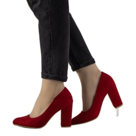 Bombas vermelhas no posto Selva vermelho