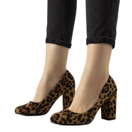 Bombas em um poste no padrão leopardo Selva marrom