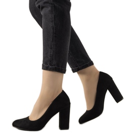 Sapatos pretos no posto Selva