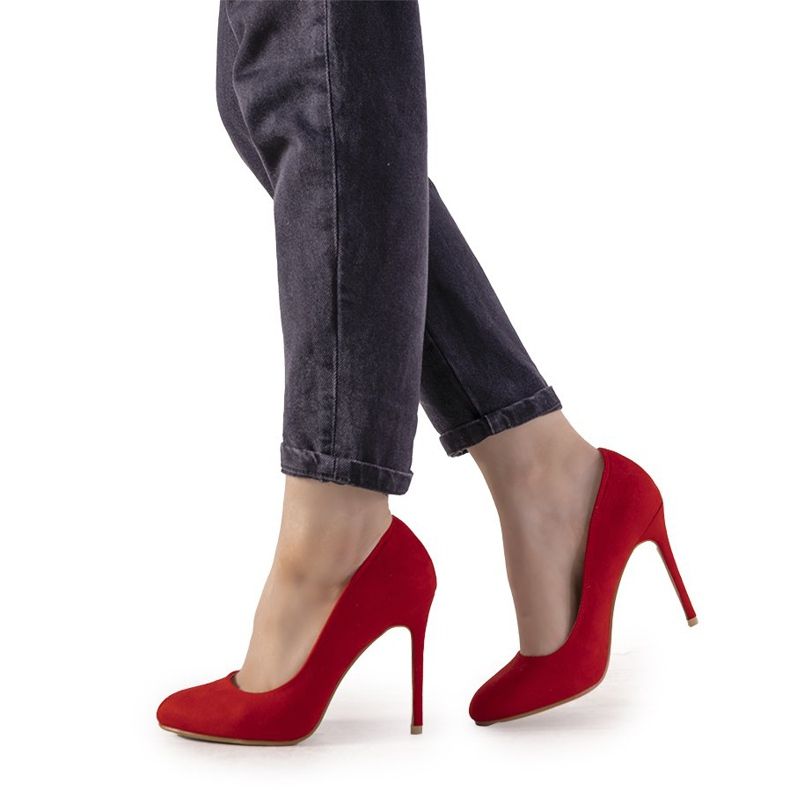 Bombas vermelhas em um calcanhar Dermeno vermelho