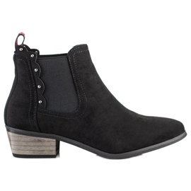J. Star Botas pretas em um poste baixo preto
