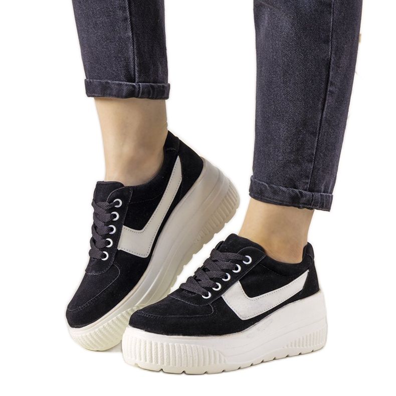 Tênis esportivos pretos com sola alta Chillout