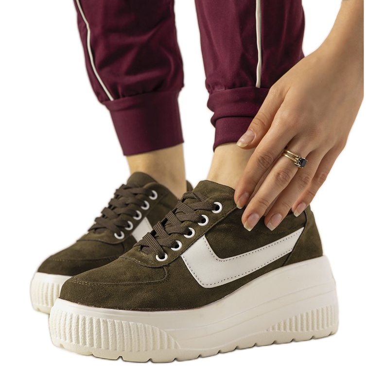 Tênis esportivos verdes com sola alta Chillout