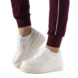 Tênis esportivos brancos com sola alta Challenge Tênis esportivos brancos com sola alta Challenge