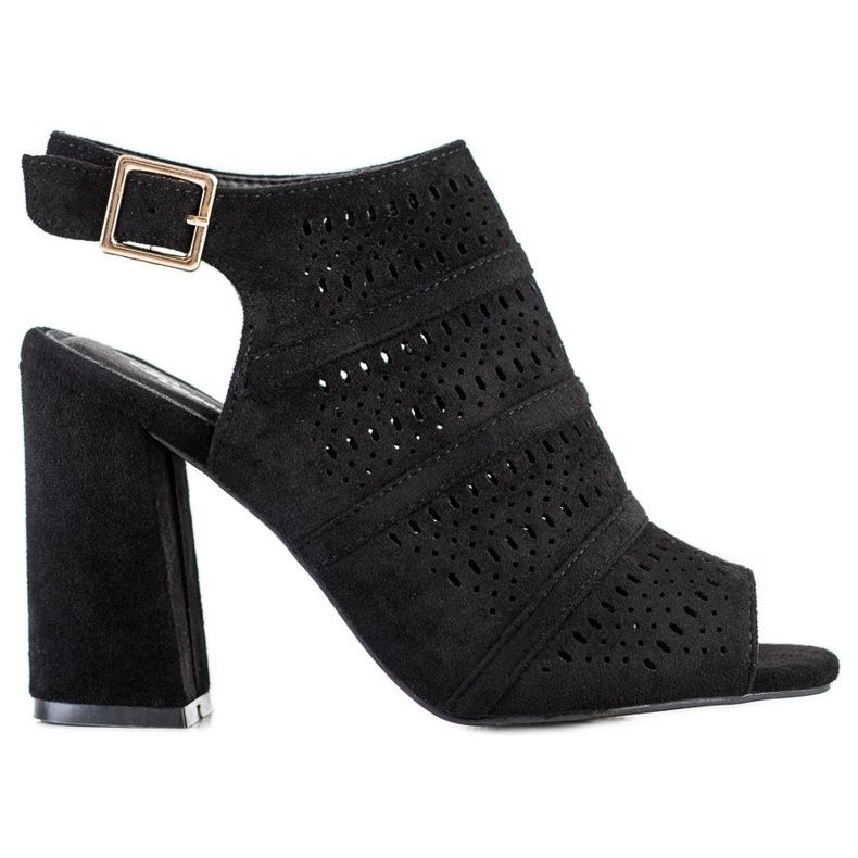 Renda Sandálias a céu aberto em uma postagem preto