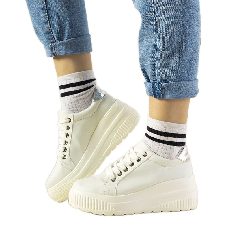 Tênis esportivos brancos com sola alta