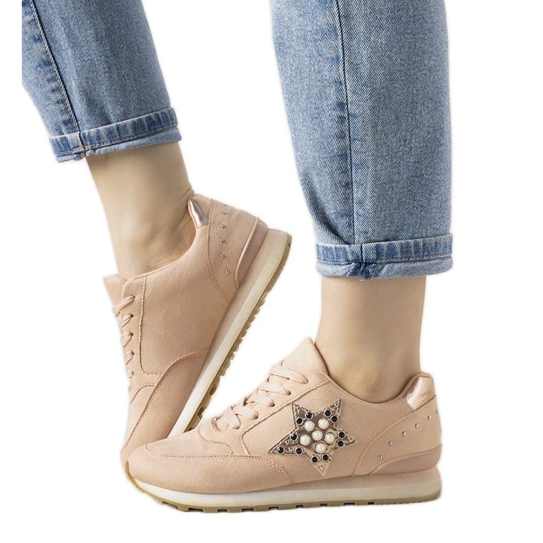 Tênis esportivos rosa decorado com tachas Ruler