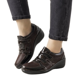 Sapatos marrons no salto baixo de cunha Tiffy marrom