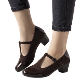 Sapatos marrons em um pilar com biqueira de sobremesa envernizada marrom