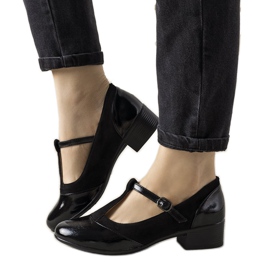 Sapatos pretos em um pilar com uma ponta de Manam envernizada