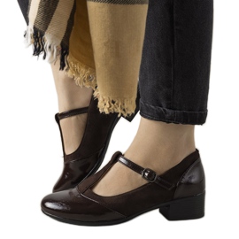 Sapatos marrons em um pilar com biqueira de Manam envernizada marrom