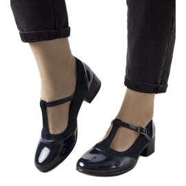 Bombas da Marinha em um pilar com uma ponta de Manam envernizada azul