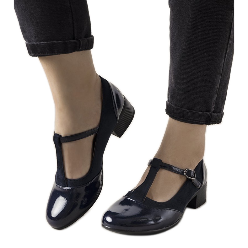 Bombas da Marinha em um pilar com uma ponta de Manam envernizada azul