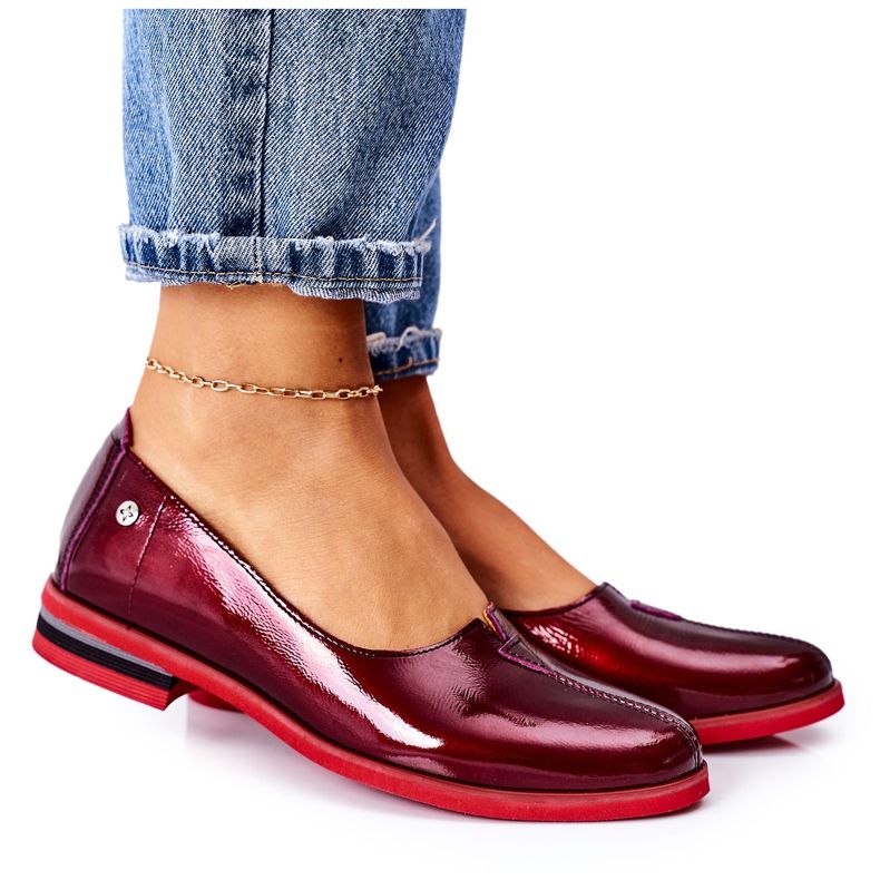 Sapatos de couro lacado Maciejka 05035-23 Borgonha vermelho