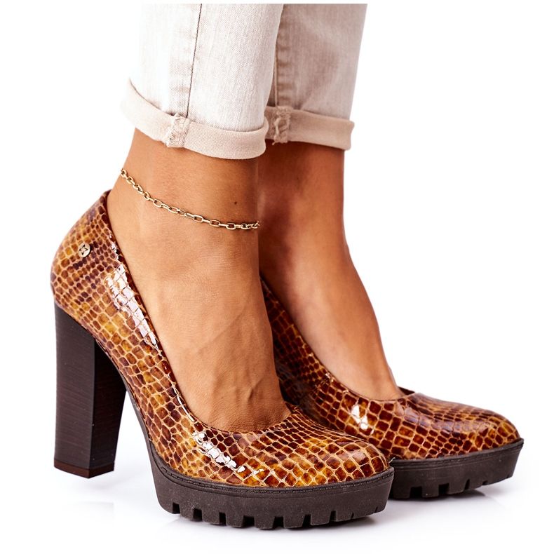 Bombas de couro em uma barra Maciejka 02629-50 minério lacado vermelho multicolorido