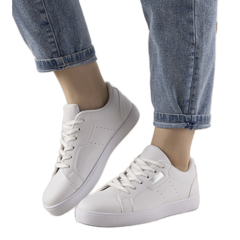 Tênis branco e prata da Boomshom