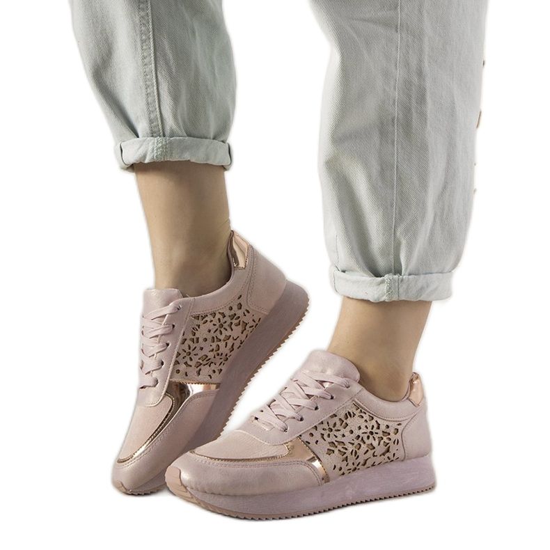 Tênis esportivos rosa com um padrão de Festival de bordados