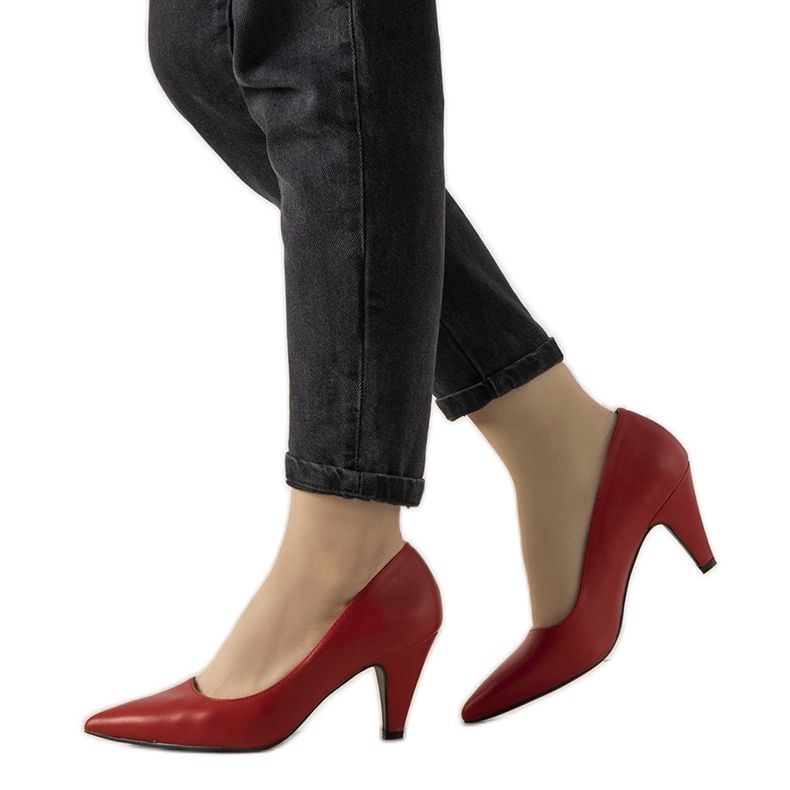 Sapatos vermelhos em um salto grosso de folga Sapatos vermelhos em um salto grosso de folga