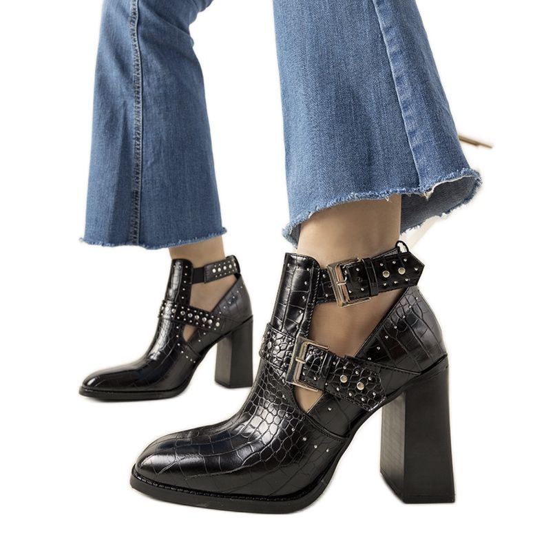 Botins pretos com um motivo maravilhoso de pele de crocodilo