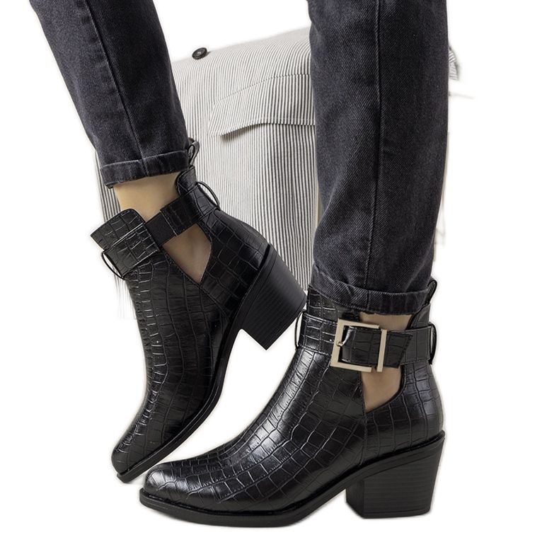 Botins pretos com recortes Moderniso