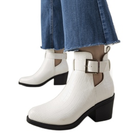 Botins brancos com recortes Moderniso