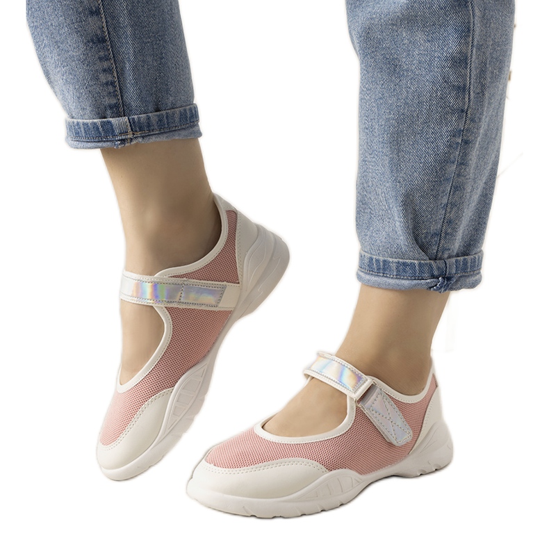 Sapatilhas rosa e branco com um encarte de Melania holográfico